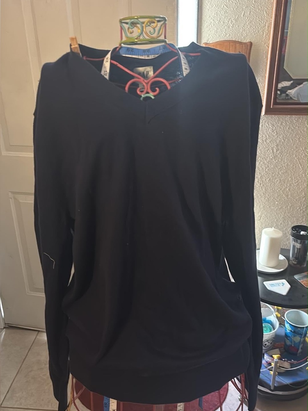 GAP Black V-Neck Sweatshirt unisex